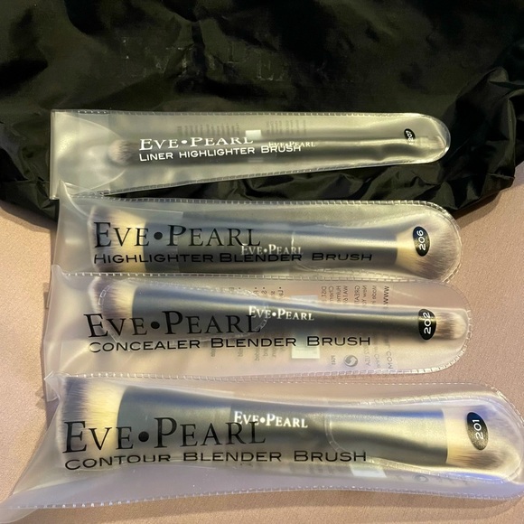 Set of 4 Eve Pearl Brushes with Black Holder Bag - Picture 3 of 7